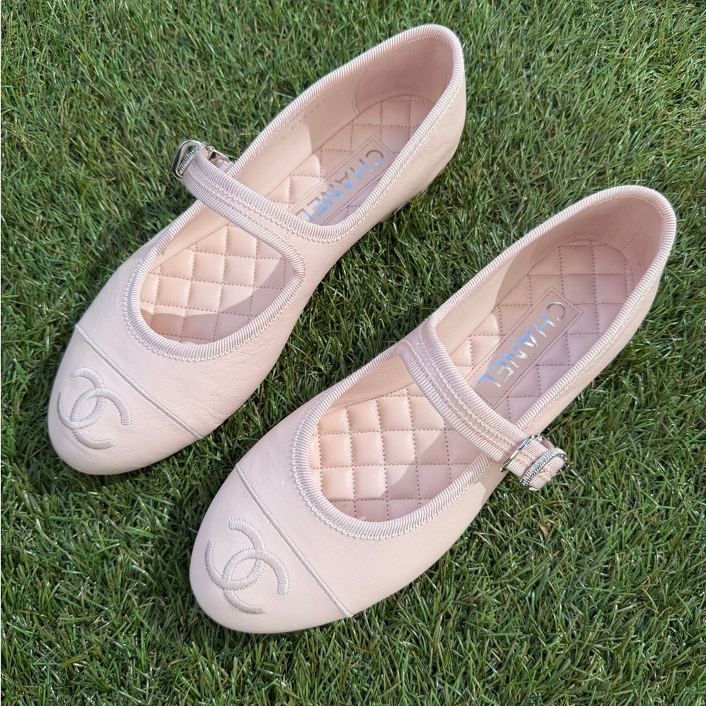 CHANEL CC LOGO LIGHT PINK LEATHER MARYJANE CAP TOE BALLET FLATS SILVER BUCKLE